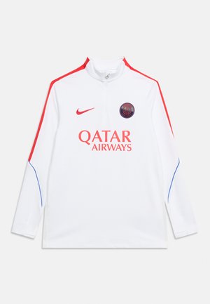 Hvid langærmet sportstop med røde striber på skuldrene, blå detaljer på ærmerne, Paris Saint-Germain logo, Nike swoosh og Qatar Airways sponsor tekst.
