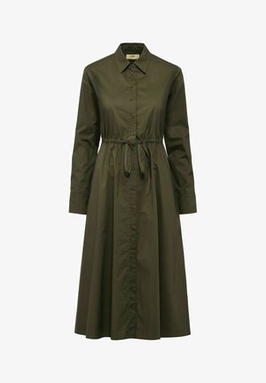 Oliwkowa sukienka koszulowa z długim rękawem i zapięciem na guziki z przodu. Posiada ściągacz w talii i rozszerzany dół. Wykonana z lekkiego materiału.