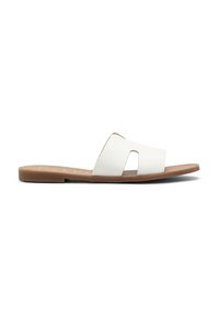 Sandal in pelle bianca con punta aperta, caratterizzata da un design con ritagli, suola piatta marrone e una texture liscia.