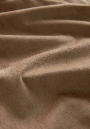 Barna műsuede textília, amely puha tapintású, lágy hullámokkal és redőkkel rendelkezik, így folyékony megjelenést kölcsönöz. Nincsenek látható minták vagy szerelvények.