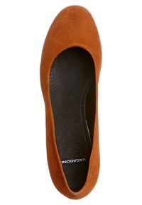Ballerine en daim brun avec un bout arrondi, doublure intérieure noire et design minimaliste. La semelle est lisse et légèrement flexible.
