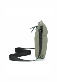 Borsa verde, texturizzata, con una chiusura a zip, tracolla nera regolabile e base arrotondata. Presenta un accento trapuntato sulla patta. Design compatto.