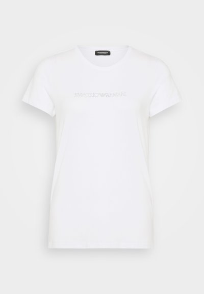 Bijela majica s kratkim rukavima izrađena od pamuka, s okruglim izrezom i suptilnim reljefnim logotipom "EMPORIO ARMANI" na prsima.