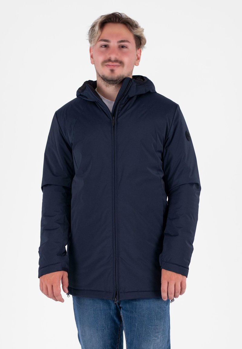 Marineblaue Winterjacke mit durchgehendem Reißverschluss, verstellbarem Kapuzenkragen und kontrastierender Innenschicht, mit glatter Textur und minimalem Zubehör.