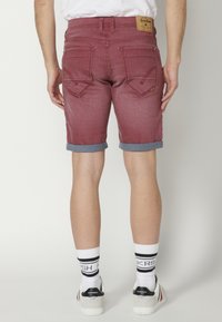 Koroshi BERMUDA STRETCH REGULAR COLORS BERMUDA STRET - Kratke hlače od trapera - granate