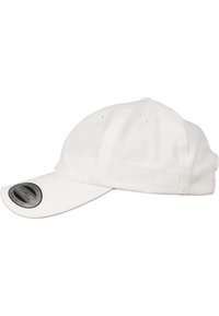 Weißes Baseballcap aus Baumwolle, mit einem gebogenen Schirm und Belüftungslöchern. Enthält ein kreisförmiges Logo-Patch auf der linken Vorderseite.