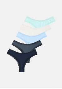 Vijf paren damesondergoed in verschillende pastelkleuren met kantafwerking: donker marineblauw, donkergrijs, lichtblauw, mintgroen en wit.