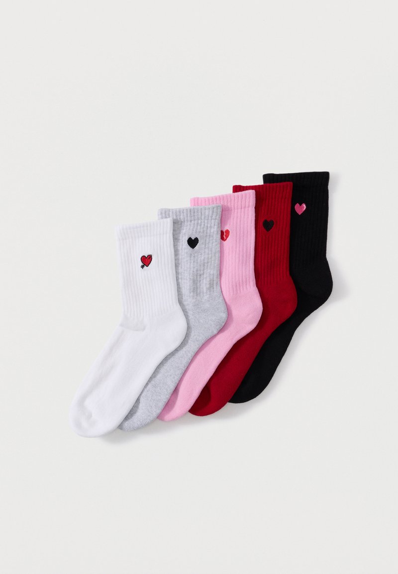 Cinq paires de chaussettes montantes côtelées en blanc, gris, rose, rouge et noir, chacune avec une petite broderie de cœur près du bord dans différentes couleurs.