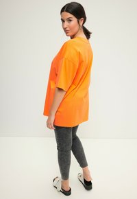 Studio Untold STATEMENT  RUNDHALS  HALBARM - T-Shirt print - tangerine