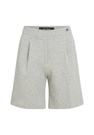 Pantaloni corti grigi a pieghe realizzati in tessuto morbido, dotati di una cintura elastica e tasche laterali, progettati per comfort e facilità di movimento.