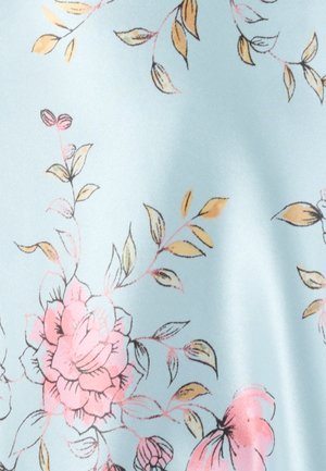 Tissu bleu clair avec un motif floral mettant en vedette des fleurs roses et des feuilles jaunes, soulignées en noir. Texture lisse et design léger.