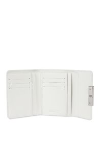 Portefeuille trifold blanc ouvert montrant six emplacements pour cartes et un fermoir métallique argenté sur le côté droit.
