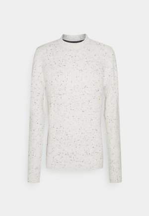 Pull en maille blanche à manches longues et effet moucheté, avec col rond, poignets et ourlet côtelés, présenté sur un fond gris clair.