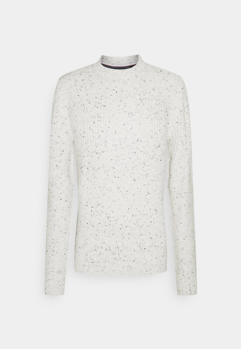 Pull en maille blanche à manches longues et effet moucheté, avec col rond, poignets et ourlet côtelés, présenté sur un fond gris clair.