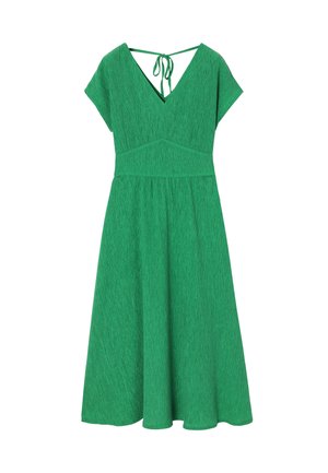 Abito verde realizzato in tessuto testurizzato, con scollatura a V, maniche corte, vita aderente e lacci sulla schiena per la regolazione.