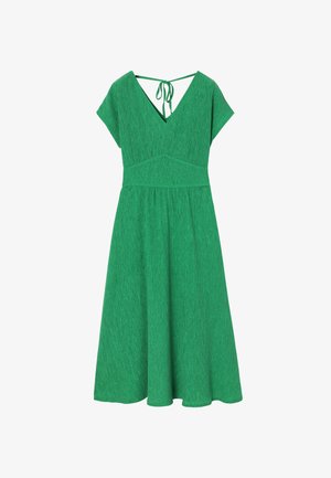 Roheline kleit, mis on valmistatud tekstuurist kangast, omab V-kujulist kaelust, lühikesi varrukaid, kitsast taljet ja selja seotud rihmasid reguleerimiseks.