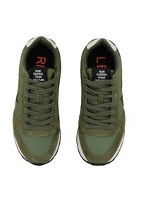 Sneaker verde oliva con materiali misti, con rete e suede, punta tonda, lacci testurizzati e dettagli neri a contrasto sui lati.