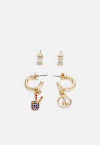 Brincos de argola dourados com um sinal de paz em strass colorido e encantos de mão em forma de sinal de paz. Inclui pequenos brilhantes de cristal.