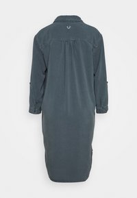 Ciemnoszara sukienka koszulowa z denimu, z kołnierzykiem, długimi rękawami, mankietami na guziki oraz marszczonym tyłem. Posiada logo na górze pleców.