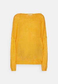 Gul stickad tröja med vid halsringning, långa ärmar och avslappnad passform. Den texturerade tyget ger ett mjukt och lätt utseende.