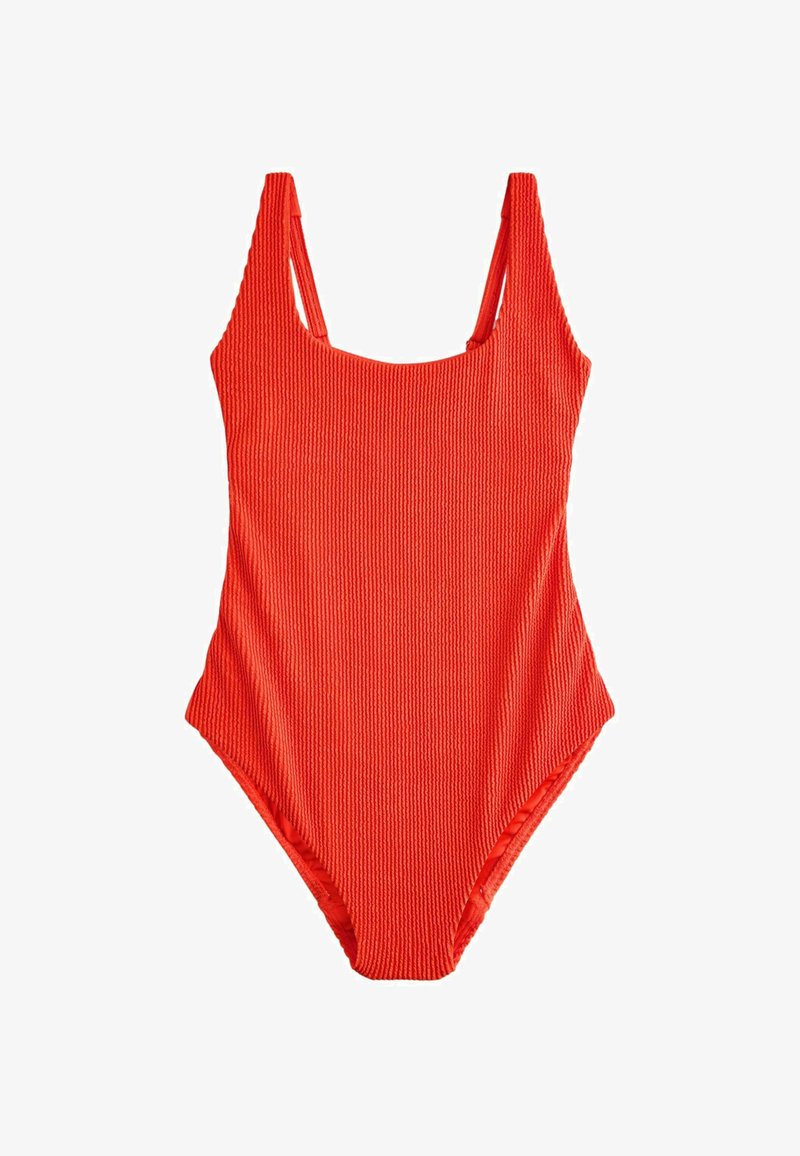 Costum de baie roșu, dintr-o singură piesă, cu material texturat și bretele late pe umeri, având un decolteu rotund și tăieturi largi la nivelul coapselor.