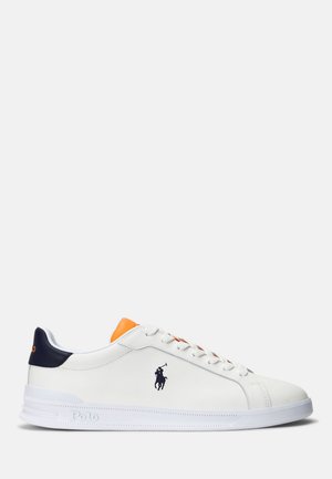 Białe niskie sneakersy z granatową zakładką na pięcie, pomarańczowym detalem na języku, białymi sznurówkami, logo Polo z boku oraz teksturowaną białą gumową podeszwą.