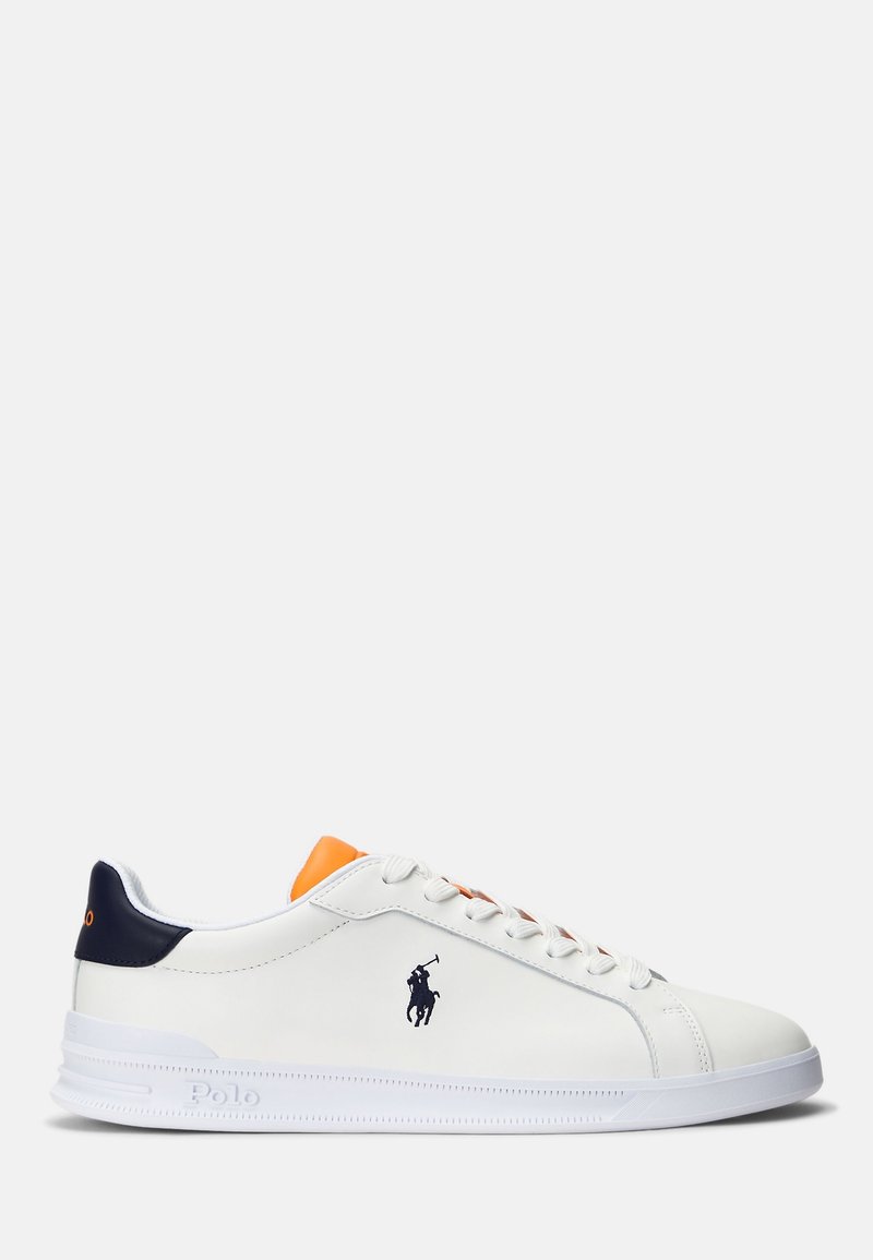 Baskets basses blanches avec languette de talon bleu marine, détail de languette orange, lacets blancs, logo Polo sur le côté et semelle en caoutchouc blanche texturée.