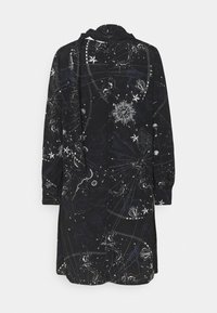 Černé šaty s dlouhým rukávem s motivem hvězd a souhvězdí. Měkká tkanina s kapucí a detaily na manžetách s knoflíky, navržené pro uvolněný střih.