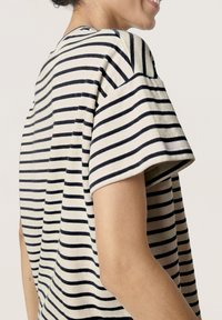 Soaked in Luxury INGO BOXY - Camiseta estampada - white and black stripe