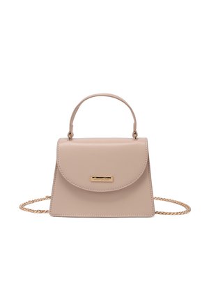 Borsa rettangolare beige con manico superiore, chiusura a patta, piastra con logo dorato e tracolla a catena dorata su sfondo bianco.