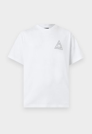 T-shirt bianca a maniche corte con un piccolo logo triangolare grigio contenente le lettere h, u e f sulla parte superiore sinistra del petto.