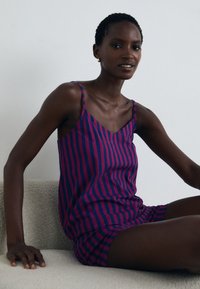 LASCANA LSCN BY LASCANA SHORTY - Set lenjerie de noapte - berry stripe