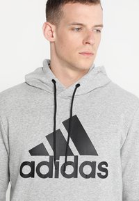 adidas Performance MUST HAVES SPORT REGULAR FIT HOODIE - Felpa con cappuccio - medium grey heather/black