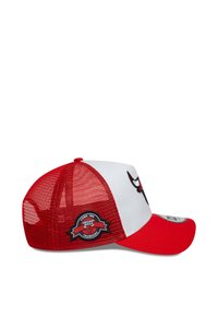 Rote und weiße Baseballkappe mit flachem Schirm, Netzrücken und gesticktem Stier-Logo. Mit einem Meisterschafts-Abzeichen an der Seite.