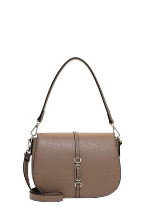 Borsa a mano in pelle marrone texturizzata con chiusura color argento, manico corto e tracolla lunga removibile per portarla a spalla o a tracolla.