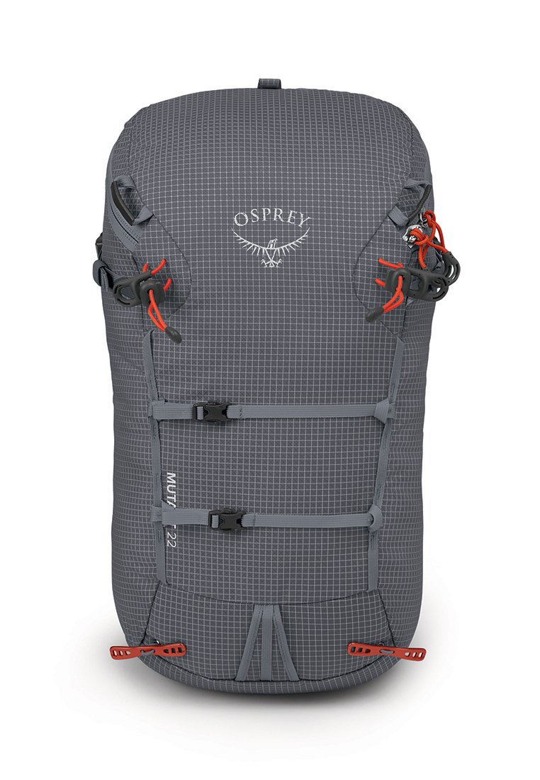 Mochila Gray Osprey Mutant 22 con patrón de rejilla, correas ajustables, cierres de cordón rojos y hebillas de compresión en la parte delantera.