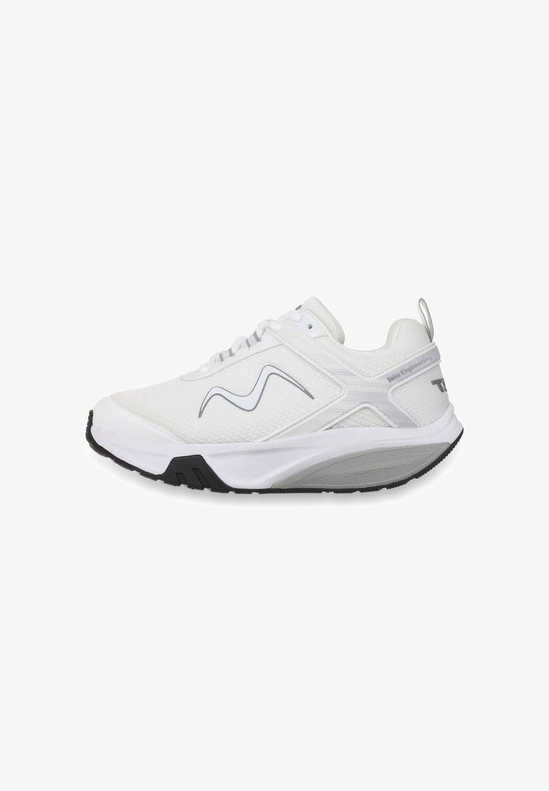 Chaussure de sport blanche avec semelle noire et grise, tige en mesh, design à lacets, logo sur le côté et languette de maintien au talon.