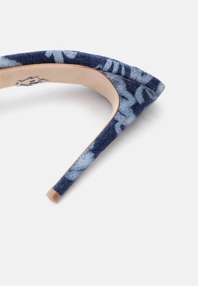 Γυναικείο παπούτσι με τακούνι σε μπλε και γκρι μοτίβο, με μυτερή μύτη και λεπτό τακούνι στιλέτο, πάνω σε ανοιχτό φόντο.