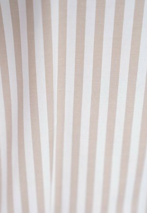 Tkanina w paski z naprzemiennie szerokimi beżowymi i białymi pasami. Gładka tekstura i lekki, przewiewny wygląd. Odpowiednia do różnych zastosowań.