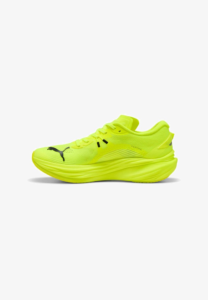 Neon geltonos bėgimo bateliai su kvėpuojančiu trikotažo viršumi, juodais akcentais, paminkštintu padu ir elegantišku, aptakiu dizainu.