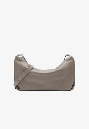 Bolso de hombro de cuero gris con una forma suave y curva. Cuenta con una única correa ajustable y detalles de logo en relieve. Cierre con cremallera.