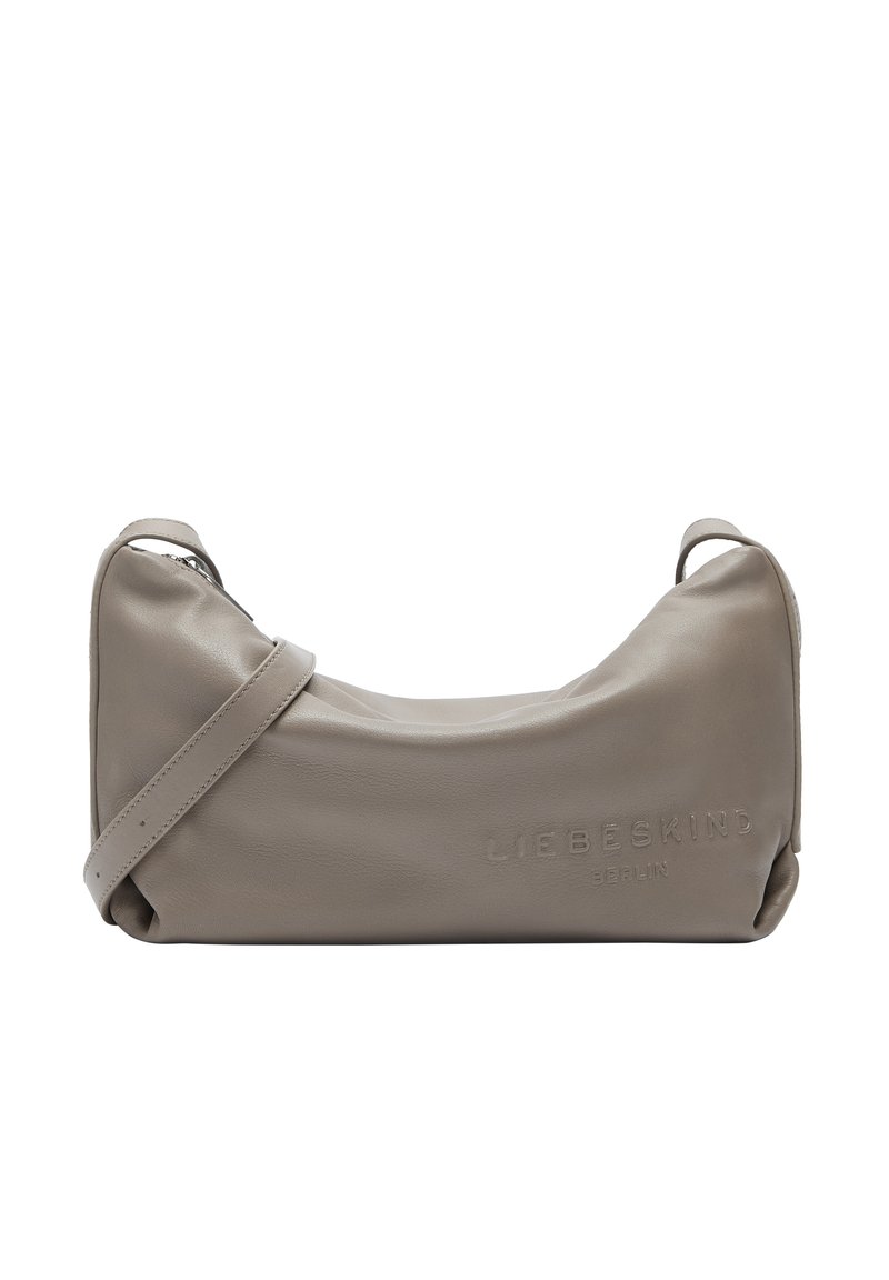 Borsa a spalla in pelle grigia con una forma morbida e curva. Presenta una singola tracolla regolabile e dettagli del logo impresso. Chiusura con zip.