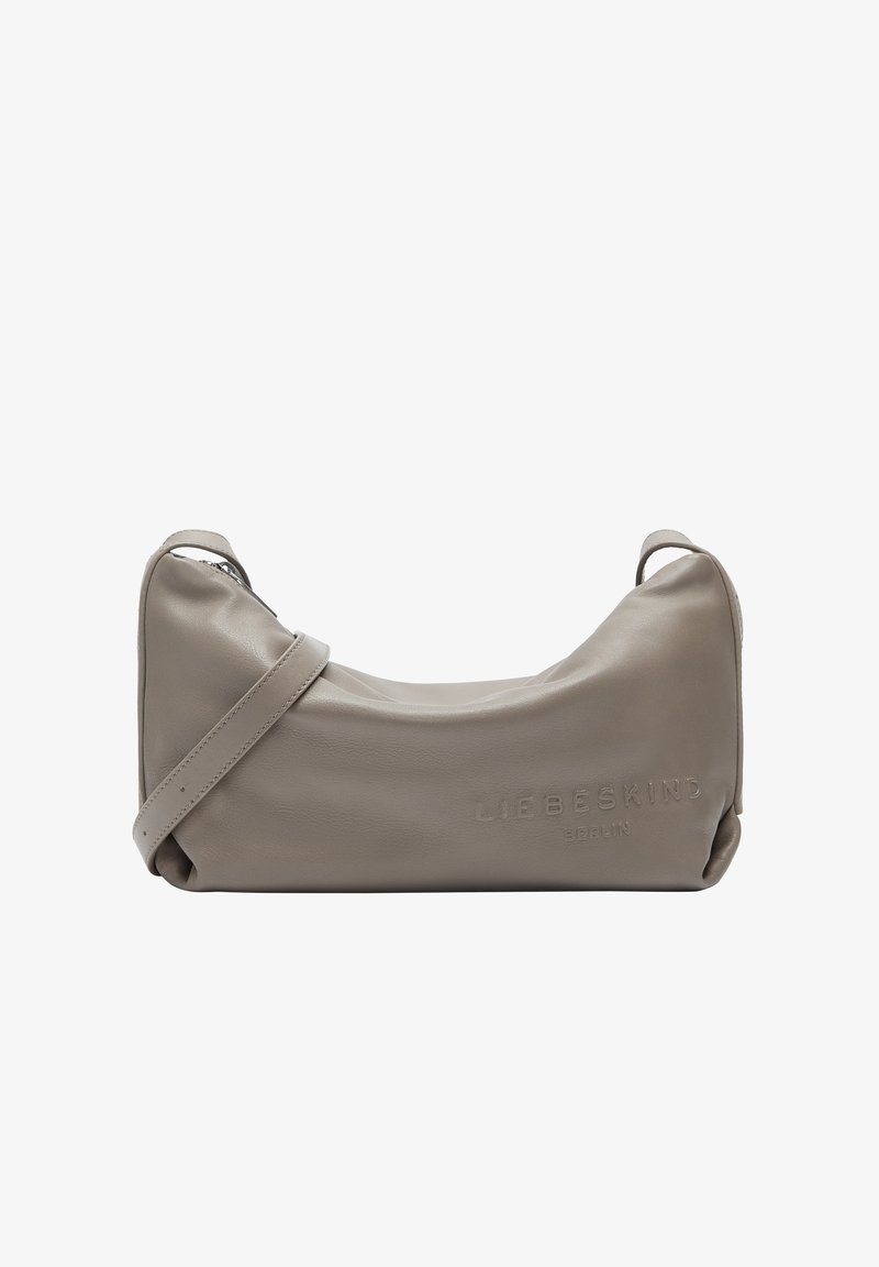 Borsa a spalla in pelle grigia con una forma morbida e curva. Presenta una singola tracolla regolabile e dettagli del logo impresso. Chiusura con zip.