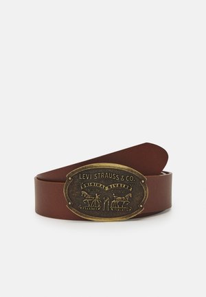 Cinturón de cuero marrón con una hebilla de latón ovalada grabada con el logotipo de Levi Strauss & Co. y una imagen de vaquero. Textura suave con un diseño clásico.