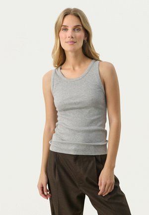 Top in cotone grigio a coste con scollatura tonda, design senza maniche e tessuto morbido, abbinato a pantaloni marroni a vita alta.