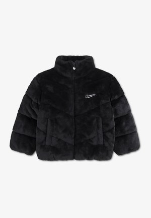 Musta pehme untuvatakki, jossa korkea kaulus, vetoketju edessä, sivutaskut ja pieni valkoinen Nike Swoosh -logo rinnassa.