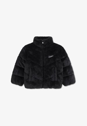 Musta pehme untuvatakki, jossa korkea kaulus, vetoketju edessä, sivutaskut ja pieni valkoinen Nike Swoosh -logo rinnassa.