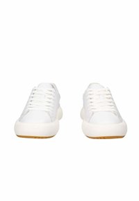 Sneakers bianchi con tomaia in pelle liscia, punta tonda e suola in gomma imbottita. Presentano lacci piatti e un discreto dettaglio di cucitura lungo i lati.