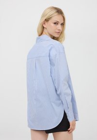 Terranova AMPIA IN A RIGHE - Camicia - celeste