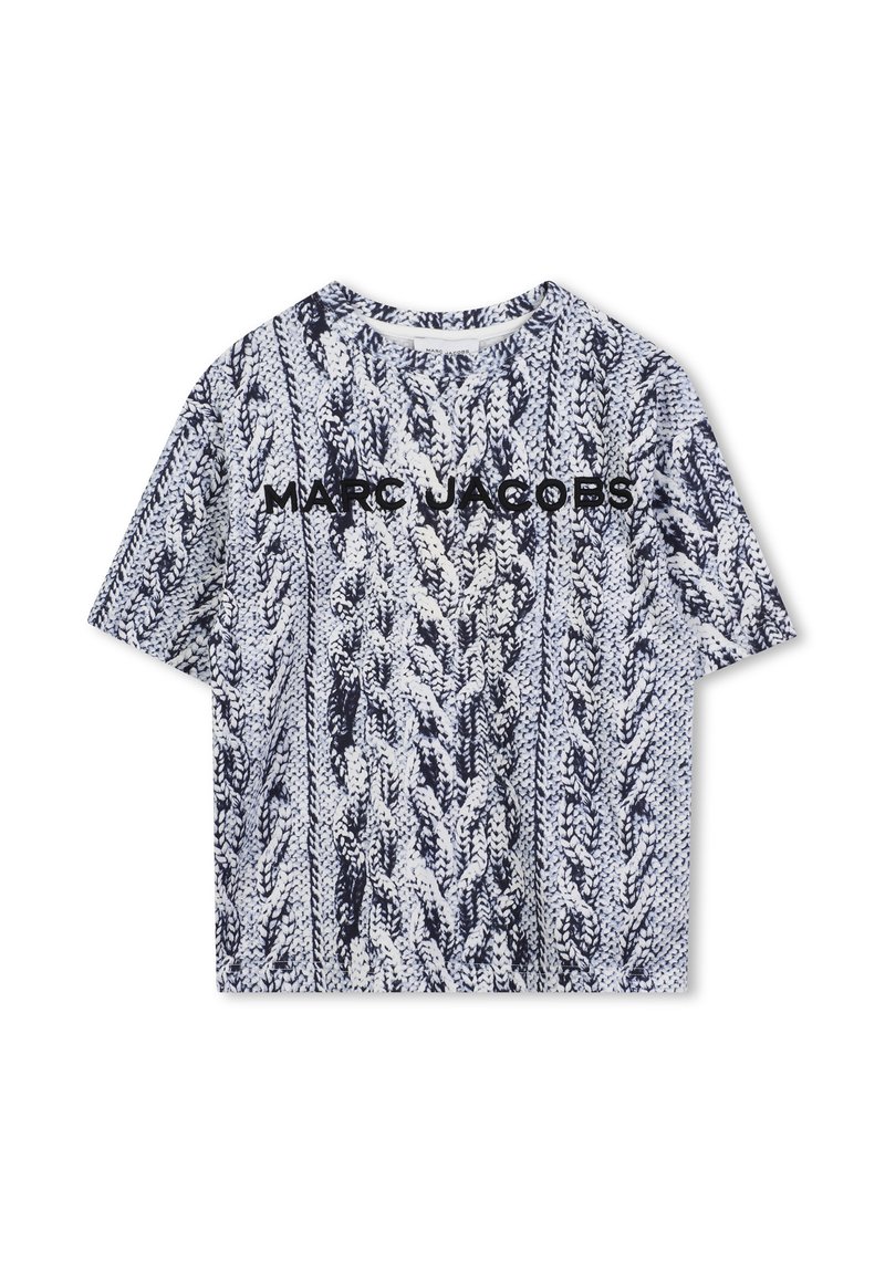 Katoenen T-shirt met een marineblauw en wit kabelbreipatroon, afgewerkt met "MARC JACOBS" in vette zwarte letters over de voorkant.